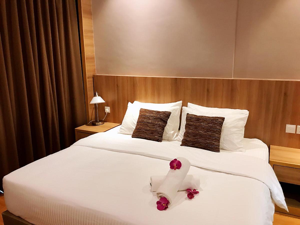 Imperial Grand Suite Apartment Кучинг Экстерьер фото