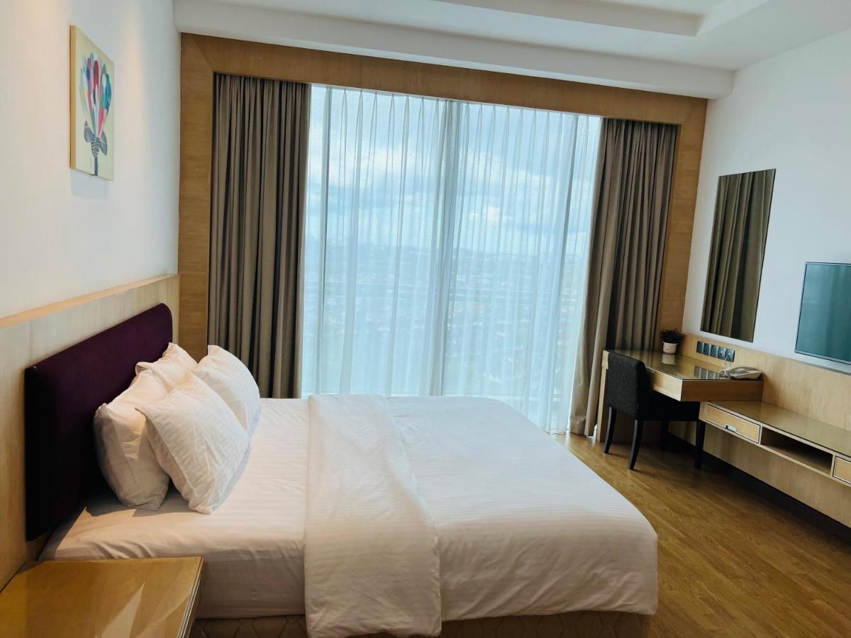 Imperial Grand Suite Apartment Кучинг Экстерьер фото