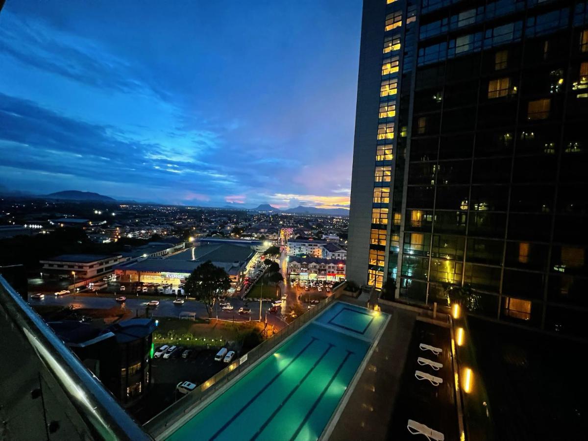 Imperial Grand Suite Apartment Кучинг Экстерьер фото
