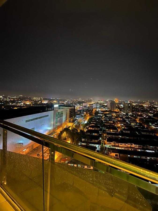 Imperial Grand Suite Apartment Кучинг Экстерьер фото