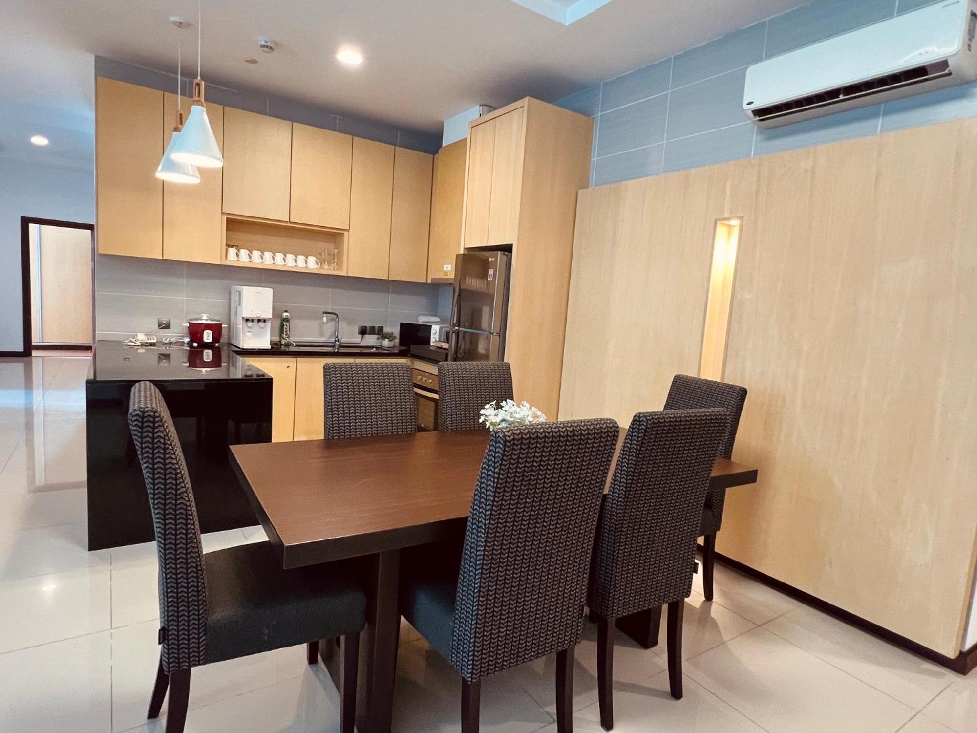 Imperial Grand Suite Apartment Кучинг Экстерьер фото