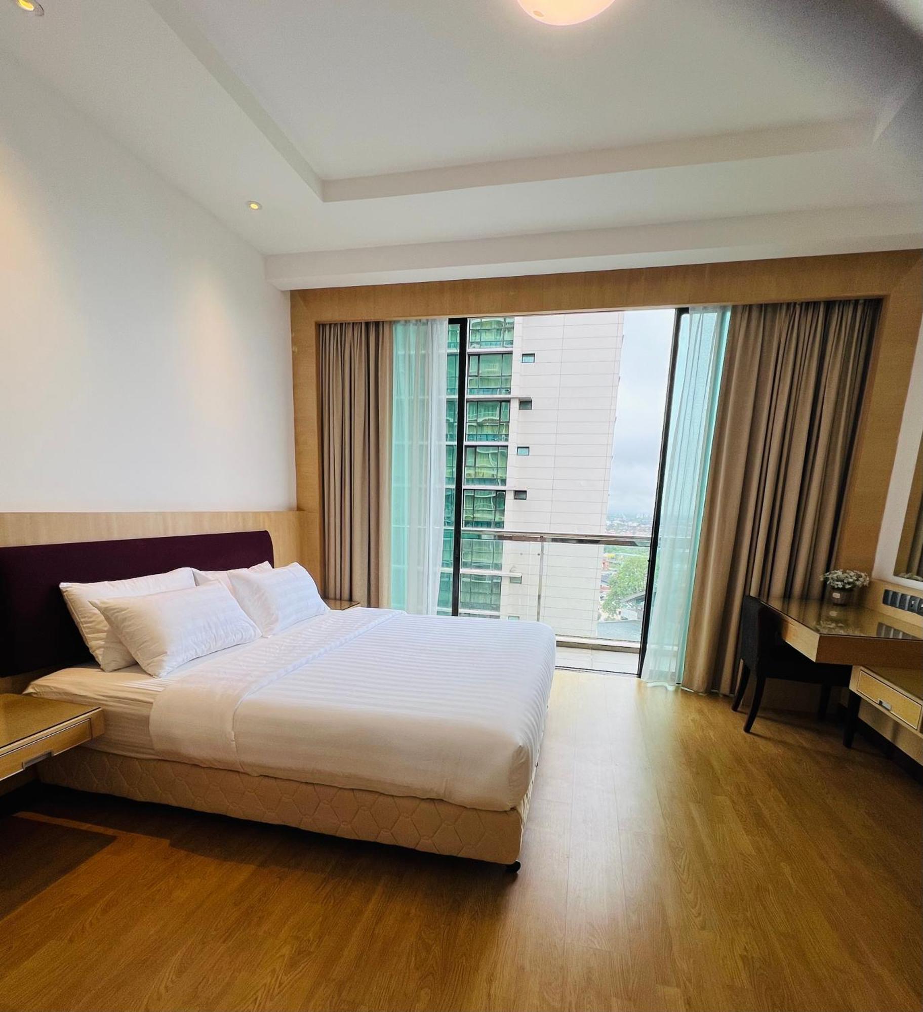 Imperial Grand Suite Apartment Кучинг Экстерьер фото